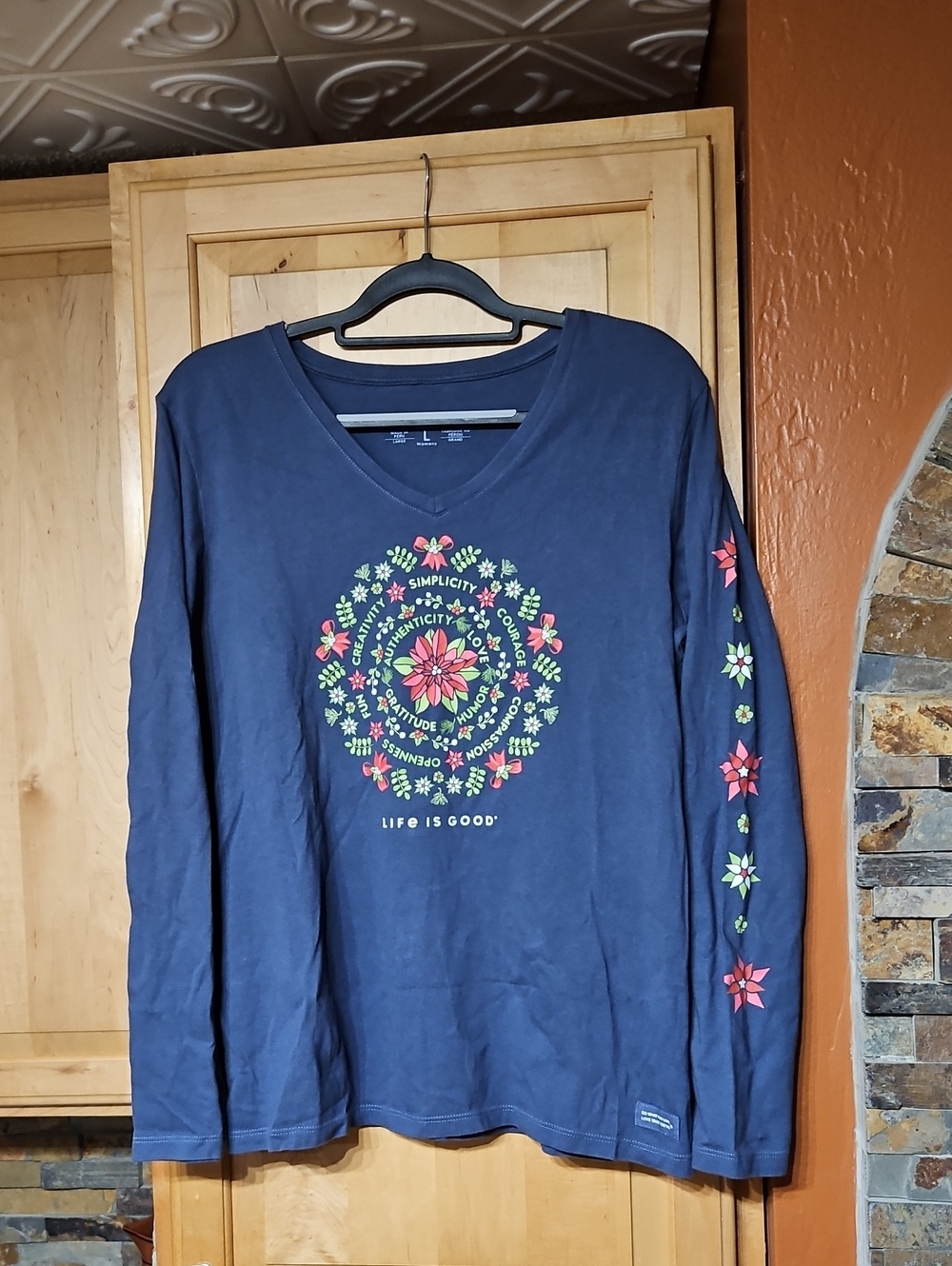 Life Is Good Crusher Tee Long Sleeve V-Neck T-Shirt Top Christmas Poinsettia